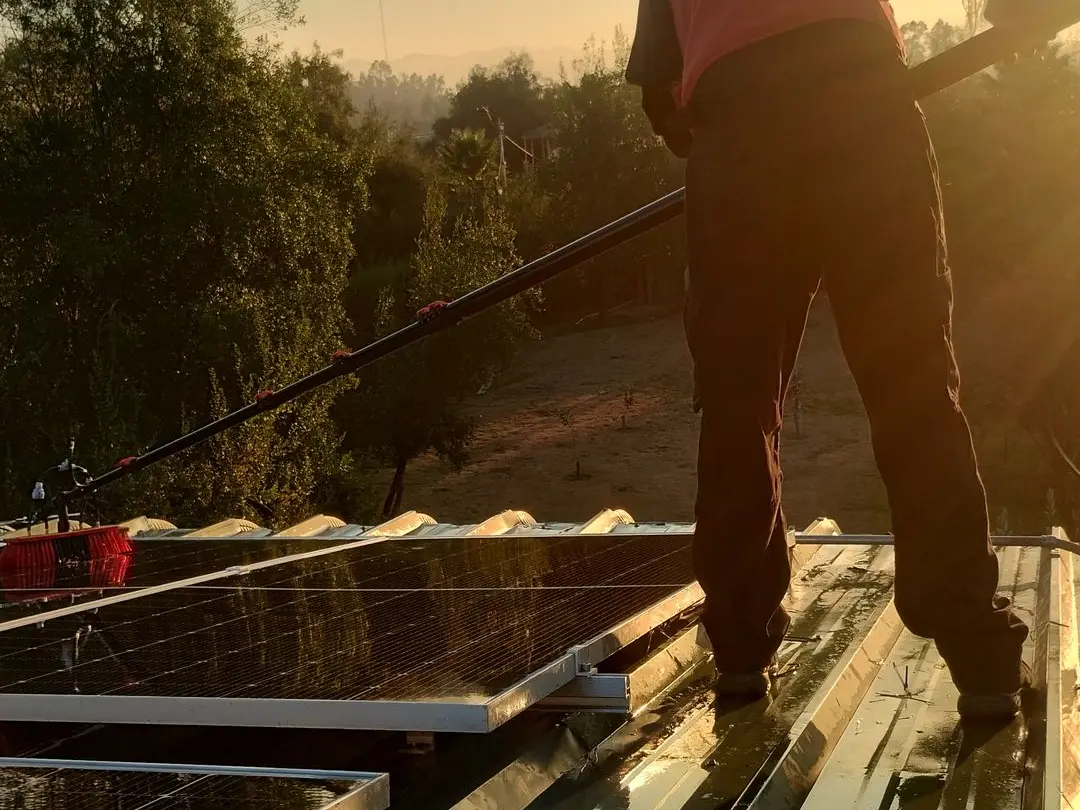 limpiando planta solar